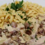 Speisekarte münchens kleinste gaststätte, München, Rahmgeschnetzeltes mit Spätzle