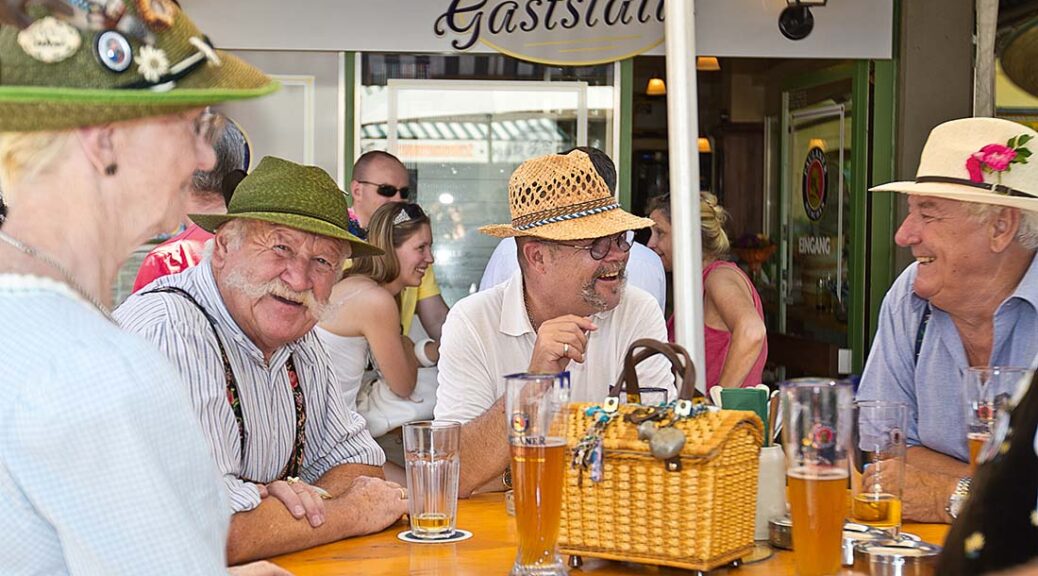 Gäste auf dem Viktualienmarkt in München in Bellas kleinster Gaststätte