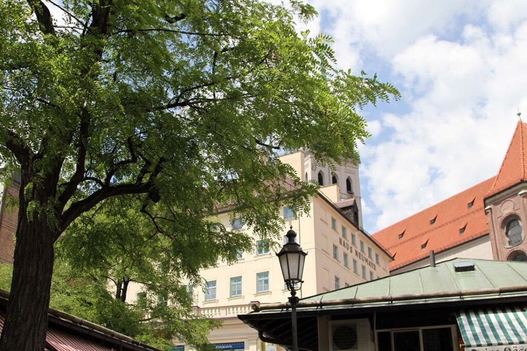 Blick auf den Alten Peter vom Bellas kleinster Gaststätte auf dem VIktualienmarkt.