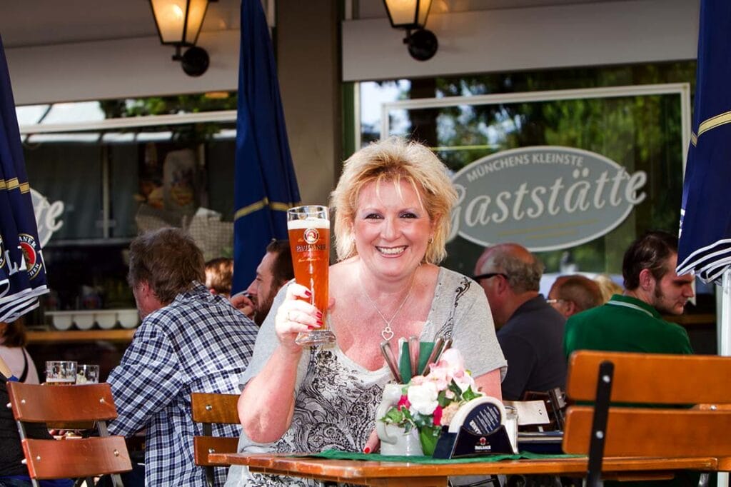 Bella Lerner, Gastwirtin von Münchens kleinster Gaststätte.