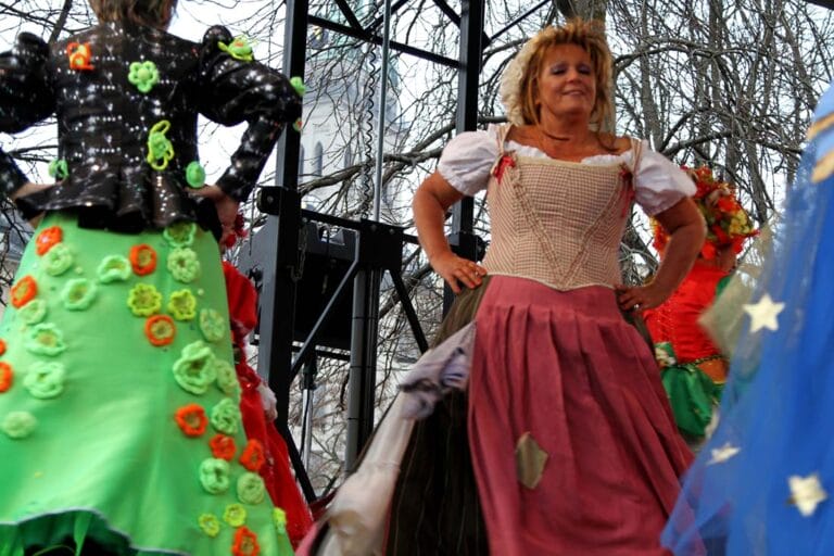Tanz der Marktweiber - die Wirtshausfrau Bella Lerner.