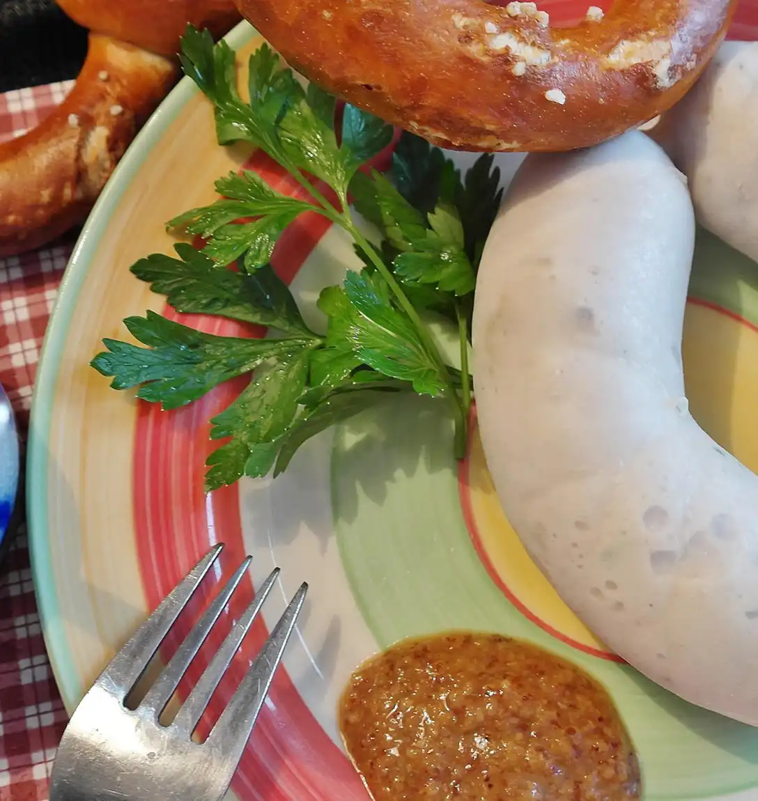 Weißwurstfrühstück in Bellas kleinster Gaststätte auf dem Viktualienmarkt München.
