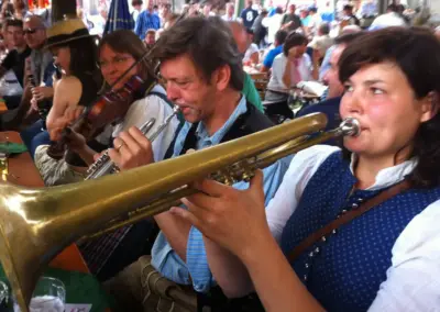 musiker-im-biergarten-muenchens-kleinste-gaststaette