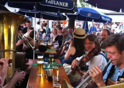musiker-im-biergarten-viktualienmarkt-bei-bella