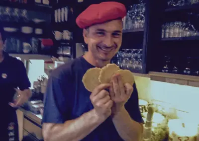 nette-leute-bei-bellas-kleinster-gaststaette