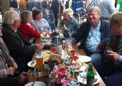 stammgaeste-im-biergarten-bellas-kleinste-gaststaette