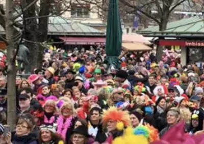 zuschauer-viktualienmarkt-tanzdermarktweiber
